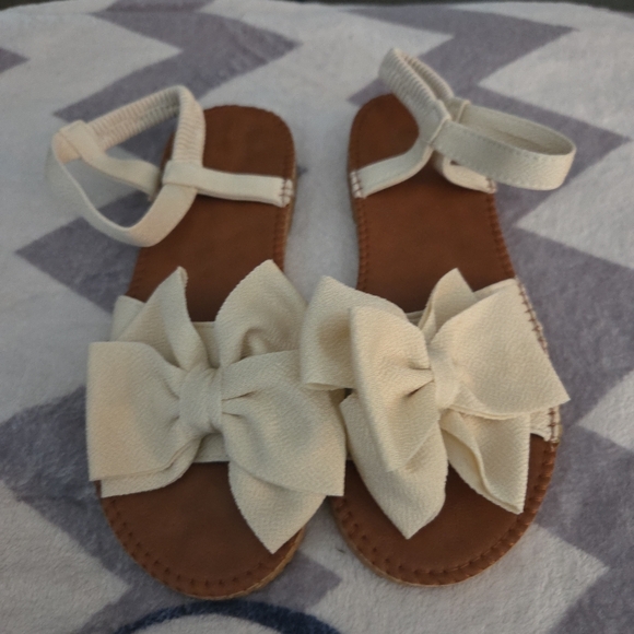 Kids Cream Bow Sandals - Picture 1 of 3